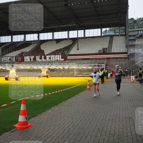 07.12.2025 - St. Pauli X-Mass-Run No. 15 Fabian Wolf http://msf.ph/oto/9423323 07.12.2025 11:59:05 Ziel 1777, 4733, 4749 meine-sportfotos.de