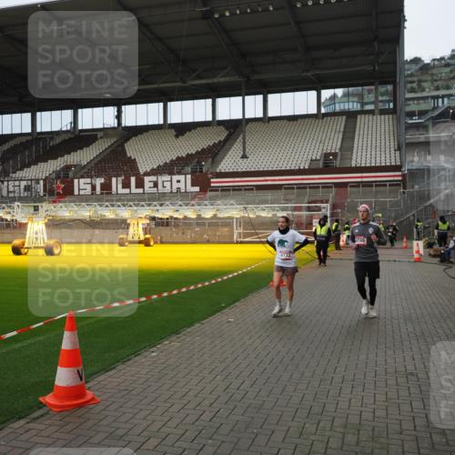 07.12.2025 - St. Pauli X-Mass-Run No. 15 Fabian Wolf http://msf.ph/oto/9423324 07.12.2025 11:59:06 Ziel 1777, 4733, 4749 meine-sportfotos.de
