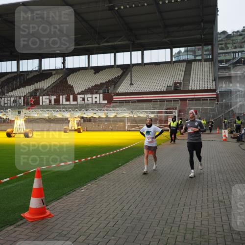 07.12.2025 - St. Pauli X-Mass-Run No. 15 Fabian Wolf http://msf.ph/oto/9423325 07.12.2025 11:59:06 Ziel 1777, 4733, 4749 meine-sportfotos.de