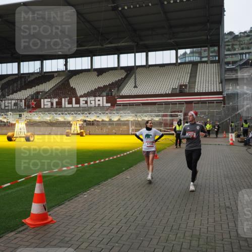 07.12.2025 - St. Pauli X-Mass-Run No. 15 Fabian Wolf http://msf.ph/oto/9423327 07.12.2025 11:59:06 Ziel 1777, 4733, 4749 meine-sportfotos.de