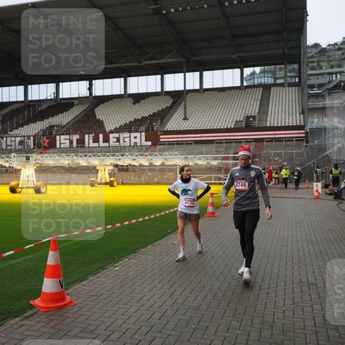 07.12.2025 - St. Pauli X-Mass-Run No. 15 Fabian Wolf http://msf.ph/oto/9423330 07.12.2025 11:59:07 Ziel 1777, 4733, 4749 meine-sportfotos.de
