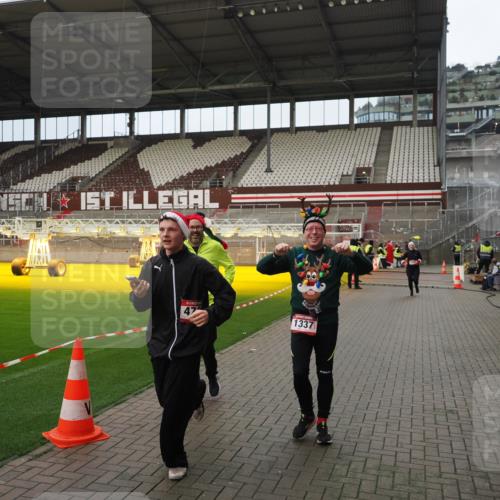 07.12.2025 - St. Pauli X-Mass-Run No. 15 Fabian Wolf http://msf.ph/oto/9423352 07.12.2025 11:59:20 Ziel 862, 1337, 1406, 4242, 4749, 4790 meine-sportfotos.de