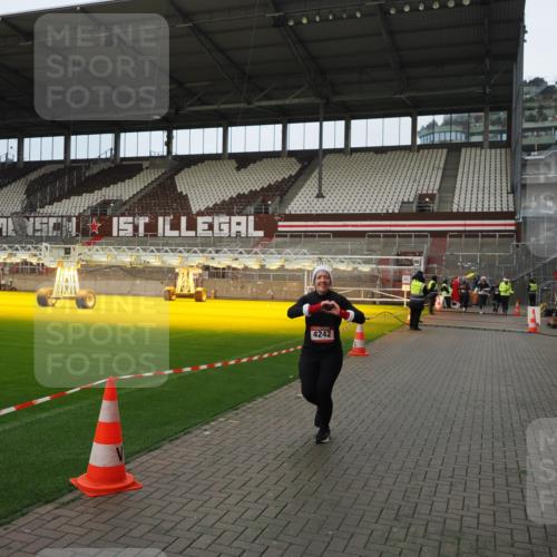 07.12.2025 - St. Pauli X-Mass-Run No. 15 Fabian Wolf http://msf.ph/oto/9423364 07.12.2025 11:59:25 Ziel 862, 1337, 1406, 4242, 4790 meine-sportfotos.de