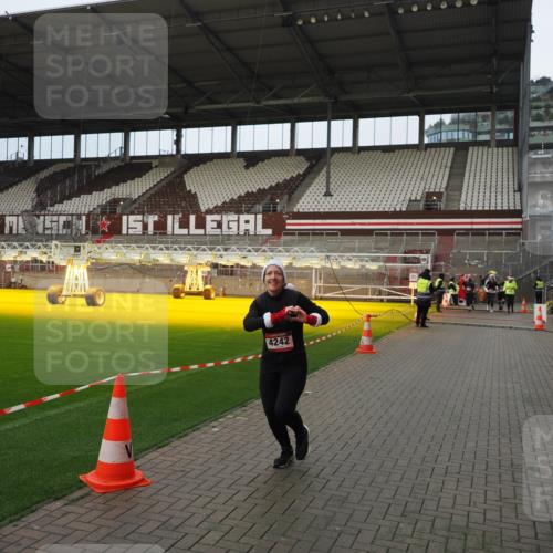 07.12.2025 - St. Pauli X-Mass-Run No. 15 Fabian Wolf http://msf.ph/oto/9423366 07.12.2025 11:59:25 Ziel 862, 1337, 1406, 4242, 4790 meine-sportfotos.de