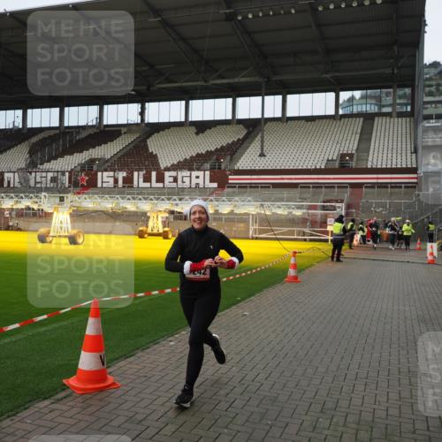 07.12.2025 - St. Pauli X-Mass-Run No. 15 Fabian Wolf http://msf.ph/oto/9423367 07.12.2025 11:59:26 Ziel 862, 1337, 1406, 4242, 4790 meine-sportfotos.de