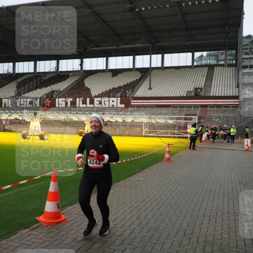 07.12.2025 - St. Pauli X-Mass-Run No. 15 Fabian Wolf http://msf.ph/oto/9423368 07.12.2025 11:59:26 Ziel 862, 1337, 1406, 4242, 4790 meine-sportfotos.de