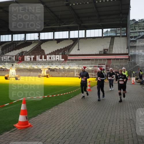 07.12.2025 - St. Pauli X-Mass-Run No. 15 Fabian Wolf http://msf.ph/oto/9423369 07.12.2025 11:59:33 Ziel 2627, 2630, 2741, 4242, 4306, 4744, 4754 meine-sportfotos.de