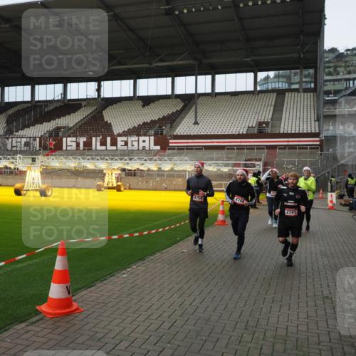 07.12.2025 - St. Pauli X-Mass-Run No. 15 Fabian Wolf http://msf.ph/oto/9423371 07.12.2025 11:59:34 Ziel 1864, 1868, 2627, 2630, 2741, 4242, 4306, 4744, 4754 meine-sportfotos.de