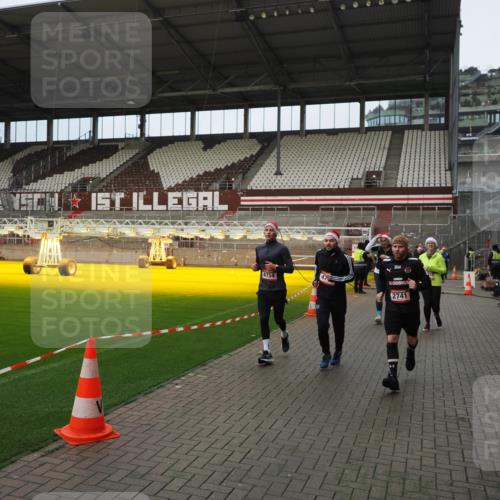 07.12.2025 - St. Pauli X-Mass-Run No. 15 Fabian Wolf http://msf.ph/oto/9423372 07.12.2025 11:59:34 Ziel 1864, 1868, 2627, 2630, 2741, 4242, 4306, 4744, 4754 meine-sportfotos.de