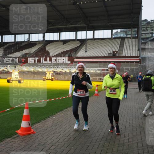 07.12.2025 - St. Pauli X-Mass-Run No. 15 Fabian Wolf http://msf.ph/oto/9423382 07.12.2025 11:59:38 Ziel 1864, 1865, 1868, 2627, 2630, 2741, 4306, 4744, 4754 meine-sportfotos.de