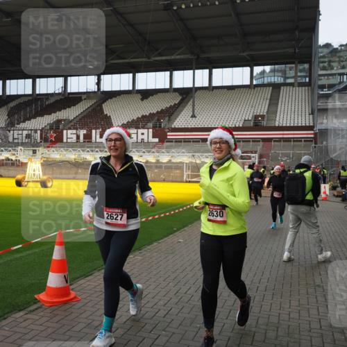 07.12.2025 - St. Pauli X-Mass-Run No. 15 Fabian Wolf http://msf.ph/oto/9423385 07.12.2025 11:59:38 Ziel 1864, 1865, 1868, 2627, 2630, 2741, 4306, 4744, 4754 meine-sportfotos.de