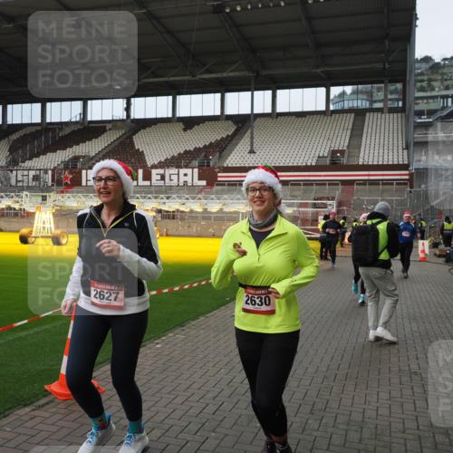 07.12.2025 - St. Pauli X-Mass-Run No. 15 Fabian Wolf http://msf.ph/oto/9423386 07.12.2025 11:59:38 Ziel 1864, 1865, 1868, 2627, 2630, 2741, 4306, 4744, 4754 meine-sportfotos.de