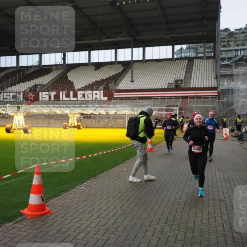 07.12.2025 - St. Pauli X-Mass-Run No. 15 Fabian Wolf http://msf.ph/oto/9423387 07.12.2025 11:59:40 Ziel 1864, 1865, 1868, 2627, 2630, 2741, 4306, 4744, 4754 meine-sportfotos.de