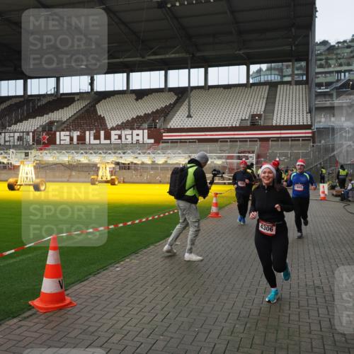 07.12.2025 - St. Pauli X-Mass-Run No. 15 Fabian Wolf http://msf.ph/oto/9423389 07.12.2025 11:59:40 Ziel 1864, 1865, 1868, 2627, 2630, 2741, 4306, 4744, 4754 meine-sportfotos.de