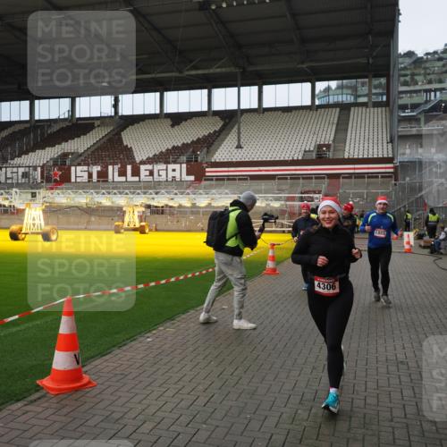 07.12.2025 - St. Pauli X-Mass-Run No. 15 Fabian Wolf http://msf.ph/oto/9423390 07.12.2025 11:59:40 Ziel 1864, 1865, 1868, 2627, 2630, 2741, 4306, 4744, 4754 meine-sportfotos.de