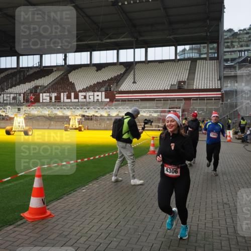 07.12.2025 - St. Pauli X-Mass-Run No. 15 Fabian Wolf http://msf.ph/oto/9423391 07.12.2025 11:59:41 Ziel 1864, 1865, 1868, 2627, 2630, 2741, 4306, 4744, 4754 meine-sportfotos.de