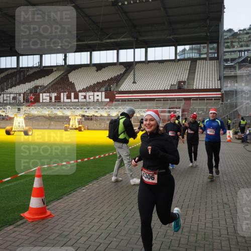07.12.2025 - St. Pauli X-Mass-Run No. 15 Fabian Wolf http://msf.ph/oto/9423392 07.12.2025 11:59:41 Ziel 1864, 1865, 1868, 2627, 2630, 2741, 4306, 4744, 4754 meine-sportfotos.de