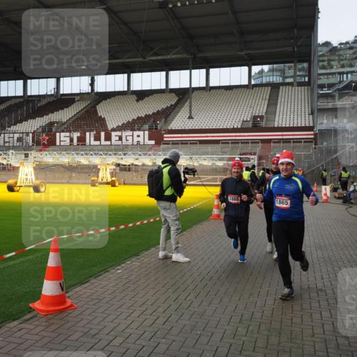07.12.2025 - St. Pauli X-Mass-Run No. 15 Fabian Wolf http://msf.ph/oto/9423394 07.12.2025 11:59:42 Ziel 1864, 1865, 1868, 2627, 2630, 2741, 4306, 4744, 4754 meine-sportfotos.de