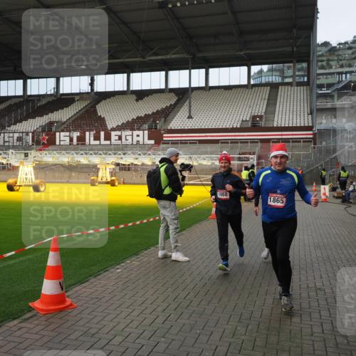 07.12.2025 - St. Pauli X-Mass-Run No. 15 Fabian Wolf http://msf.ph/oto/9423395 07.12.2025 11:59:42 Ziel 1864, 1865, 1868, 2627, 2630, 2741, 4306, 4744, 4754 meine-sportfotos.de