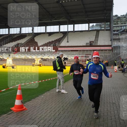 07.12.2025 - St. Pauli X-Mass-Run No. 15 Fabian Wolf http://msf.ph/oto/9423396 07.12.2025 11:59:42 Ziel 1864, 1865, 1868, 2627, 2630, 2741, 4306, 4744, 4754 meine-sportfotos.de