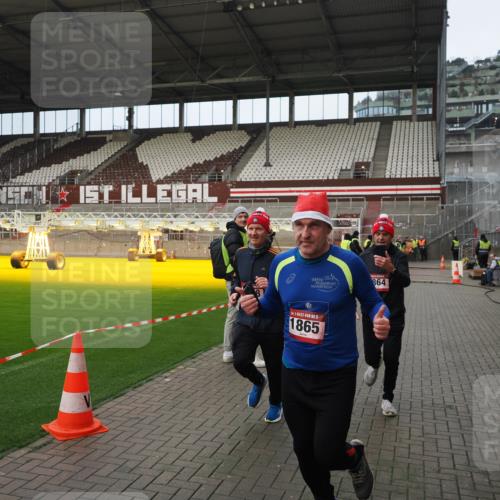 07.12.2025 - St. Pauli X-Mass-Run No. 15 Fabian Wolf http://msf.ph/oto/9423398 07.12.2025 11:59:42 Ziel 1864, 1865, 1868, 2627, 2630, 2741, 4306, 4744, 4754 meine-sportfotos.de