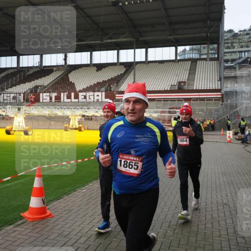 07.12.2025 - St. Pauli X-Mass-Run No. 15 Fabian Wolf http://msf.ph/oto/9423399 07.12.2025 11:59:43 Ziel 1864, 1865, 1868, 2627, 2630, 2741, 4306, 4744, 4754 meine-sportfotos.de
