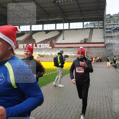 07.12.2025 - St. Pauli X-Mass-Run No. 15 Fabian Wolf http://msf.ph/oto/9423401 07.12.2025 11:59:43 Ziel 1864, 1865, 1868, 2627, 2630, 2741, 4306, 4744, 4754 meine-sportfotos.de