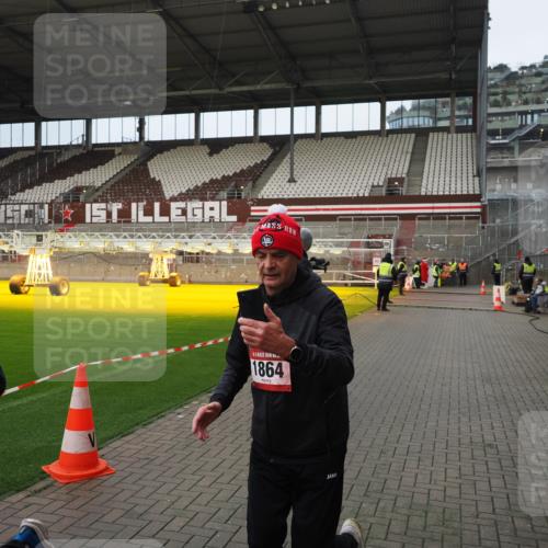 07.12.2025 - St. Pauli X-Mass-Run No. 15 Fabian Wolf http://msf.ph/oto/9423403 07.12.2025 11:59:43 Ziel 1864, 1865, 1868, 2627, 2630, 2741, 4306, 4744, 4754 meine-sportfotos.de