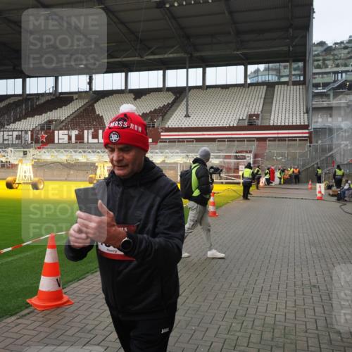 07.12.2025 - St. Pauli X-Mass-Run No. 15 Fabian Wolf http://msf.ph/oto/9423404 07.12.2025 11:59:44 Ziel 1864, 1865, 1868, 2627, 2630, 2741, 4306, 4744, 4754 meine-sportfotos.de