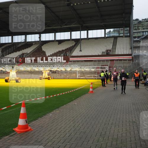07.12.2025 - St. Pauli X-Mass-Run No. 15 Fabian Wolf http://msf.ph/oto/9423405 07.12.2025 12:00:03 Ziel 4743, 4752 meine-sportfotos.de