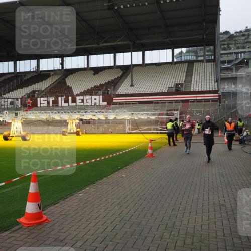 07.12.2025 - St. Pauli X-Mass-Run No. 15 Fabian Wolf http://msf.ph/oto/9423407 07.12.2025 12:00:03 Ziel 4743, 4752 meine-sportfotos.de