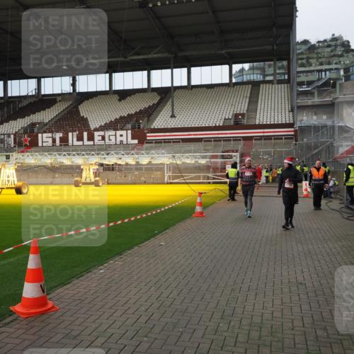 07.12.2025 - St. Pauli X-Mass-Run No. 15 Fabian Wolf http://msf.ph/oto/9423408 07.12.2025 12:00:04 Ziel 4743, 4752 meine-sportfotos.de
