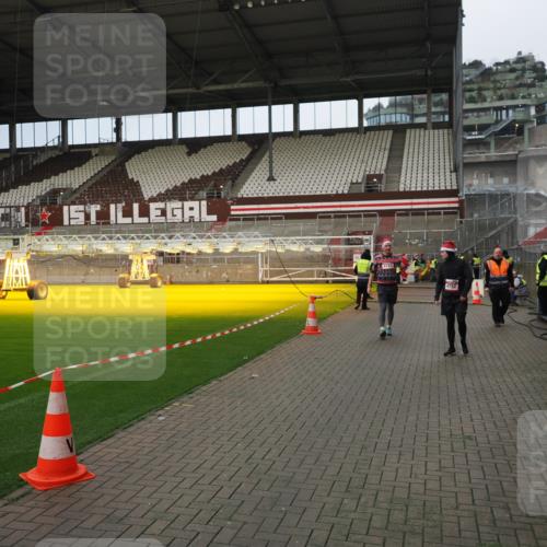 07.12.2025 - St. Pauli X-Mass-Run No. 15 Fabian Wolf http://msf.ph/oto/9423409 07.12.2025 12:00:04 Ziel 4743, 4752 meine-sportfotos.de