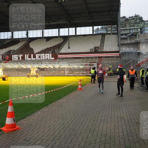 07.12.2025 - St. Pauli X-Mass-Run No. 15 Fabian Wolf http://msf.ph/oto/9423410 07.12.2025 12:00:05 Ziel 4743, 4752 meine-sportfotos.de