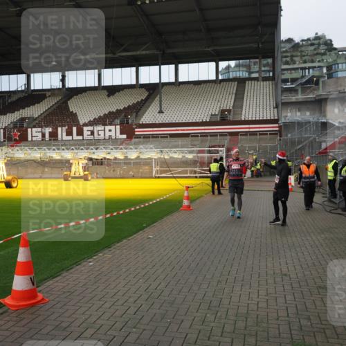 07.12.2025 - St. Pauli X-Mass-Run No. 15 Fabian Wolf http://msf.ph/oto/9423411 07.12.2025 12:00:05 Ziel 4743, 4752 meine-sportfotos.de