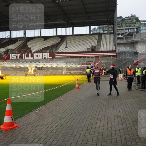 07.12.2025 - St. Pauli X-Mass-Run No. 15 Fabian Wolf http://msf.ph/oto/9423413 07.12.2025 12:00:06 Ziel 4743, 4752 meine-sportfotos.de