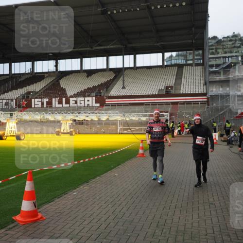 07.12.2025 - St. Pauli X-Mass-Run No. 15 Fabian Wolf http://msf.ph/oto/9423414 07.12.2025 12:00:08 Ziel 4743, 4752 meine-sportfotos.de
