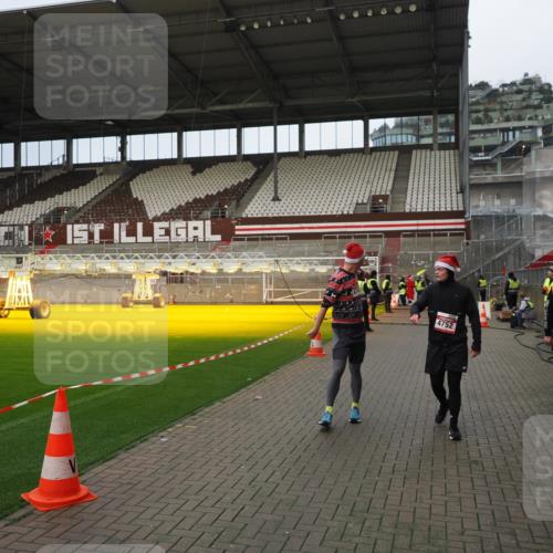 07.12.2025 - St. Pauli X-Mass-Run No. 15 Fabian Wolf http://msf.ph/oto/9423415 07.12.2025 12:00:09 Ziel 4743, 4752 meine-sportfotos.de