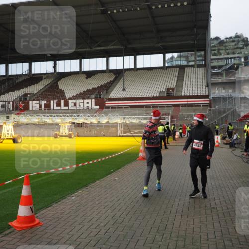 07.12.2025 - St. Pauli X-Mass-Run No. 15 Fabian Wolf http://msf.ph/oto/9423416 07.12.2025 12:00:09 Ziel 4743, 4752 meine-sportfotos.de