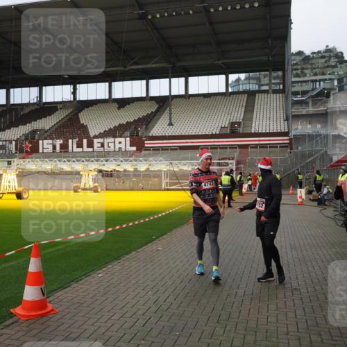 07.12.2025 - St. Pauli X-Mass-Run No. 15 Fabian Wolf http://msf.ph/oto/9423417 07.12.2025 12:00:10 Ziel 4743, 4752 meine-sportfotos.de