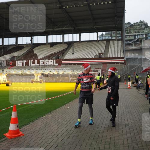07.12.2025 - St. Pauli X-Mass-Run No. 15 Fabian Wolf http://msf.ph/oto/9423418 07.12.2025 12:00:10 Ziel 4743, 4752 meine-sportfotos.de