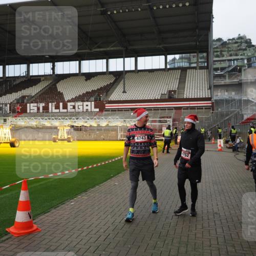 07.12.2025 - St. Pauli X-Mass-Run No. 15 Fabian Wolf http://msf.ph/oto/9423419 07.12.2025 12:00:10 Ziel 4743, 4752 meine-sportfotos.de