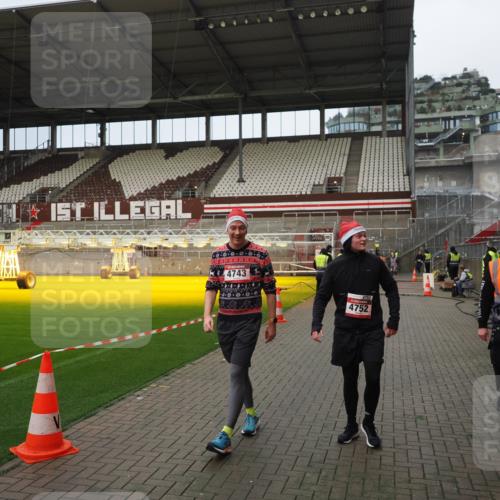 07.12.2025 - St. Pauli X-Mass-Run No. 15 Fabian Wolf http://msf.ph/oto/9423420 07.12.2025 12:00:11 Ziel 4743, 4752 meine-sportfotos.de