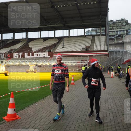 07.12.2025 - St. Pauli X-Mass-Run No. 15 Fabian Wolf http://msf.ph/oto/9423421 07.12.2025 12:00:11 Ziel 4743, 4752 meine-sportfotos.de