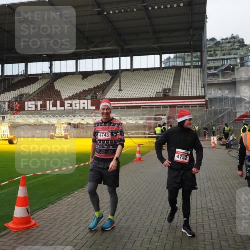 07.12.2025 - St. Pauli X-Mass-Run No. 15 Fabian Wolf http://msf.ph/oto/9423422 07.12.2025 12:00:11 Ziel 4743, 4752 meine-sportfotos.de