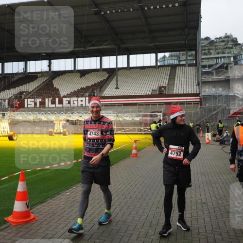 07.12.2025 - St. Pauli X-Mass-Run No. 15 Fabian Wolf http://msf.ph/oto/9423423 07.12.2025 12:00:12 Ziel 4743, 4752 meine-sportfotos.de