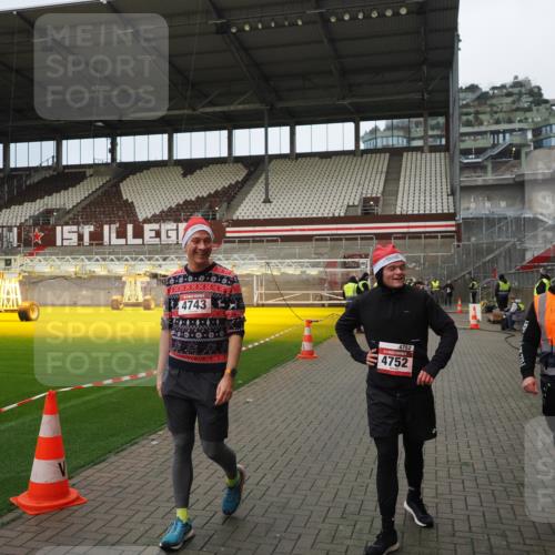 07.12.2025 - St. Pauli X-Mass-Run No. 15 Fabian Wolf http://msf.ph/oto/9423424 07.12.2025 12:00:12 Ziel 4743, 4752 meine-sportfotos.de