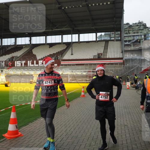 07.12.2025 - St. Pauli X-Mass-Run No. 15 Fabian Wolf http://msf.ph/oto/9423425 07.12.2025 12:00:12 Ziel 4743, 4752 meine-sportfotos.de