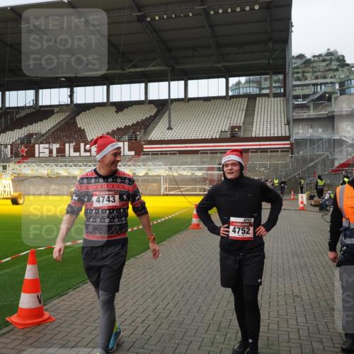 07.12.2025 - St. Pauli X-Mass-Run No. 15 Fabian Wolf http://msf.ph/oto/9423426 07.12.2025 12:00:12 Ziel 4743, 4752 meine-sportfotos.de