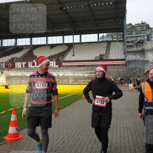 07.12.2025 - St. Pauli X-Mass-Run No. 15 Fabian Wolf http://msf.ph/oto/9423427 07.12.2025 12:00:12 Ziel 4743, 4752 meine-sportfotos.de